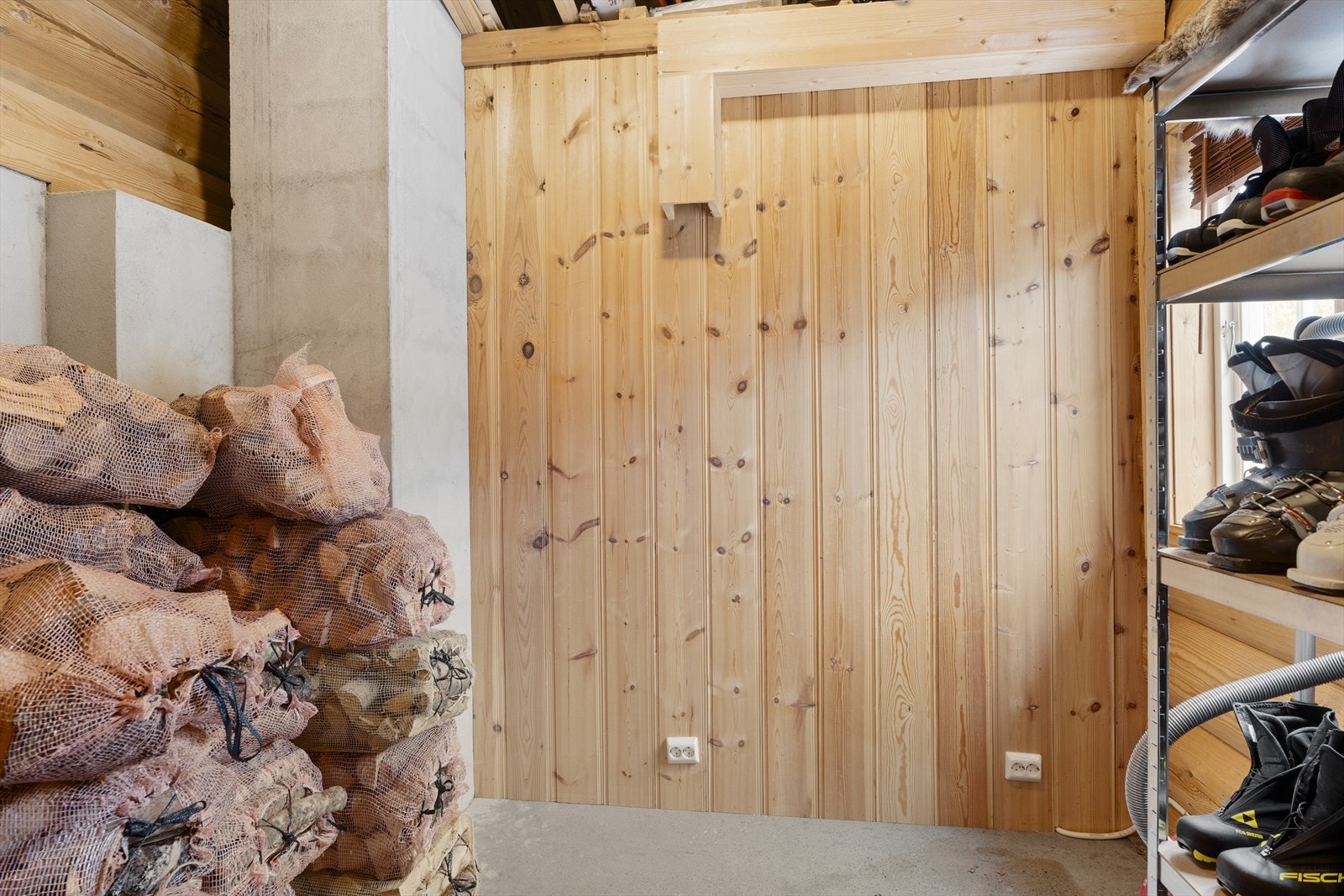 Romslig bod ved entré Galleribilde