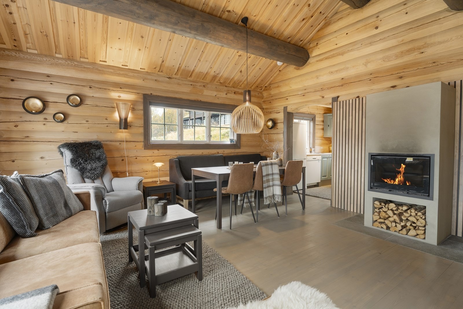 Nydelig peisovn står for oppvarming. Galleribilde