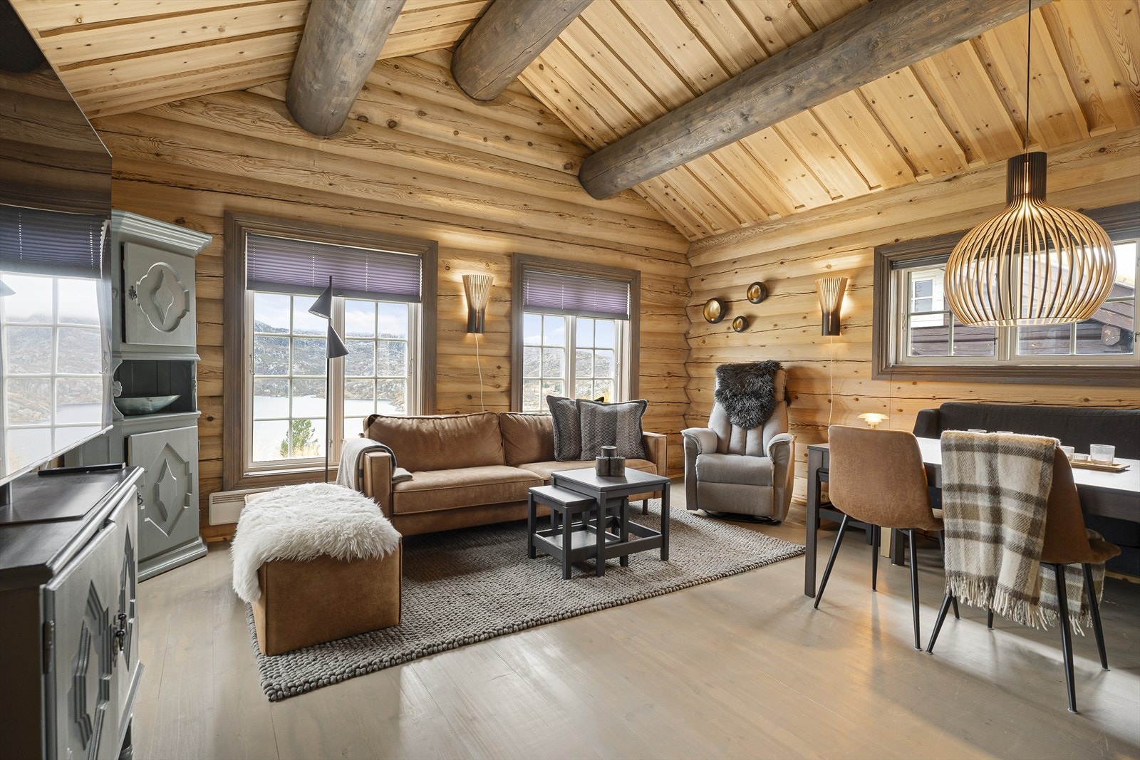 Smakfulle material- og fargevalg er gjennomgående i hytten Galleribilde