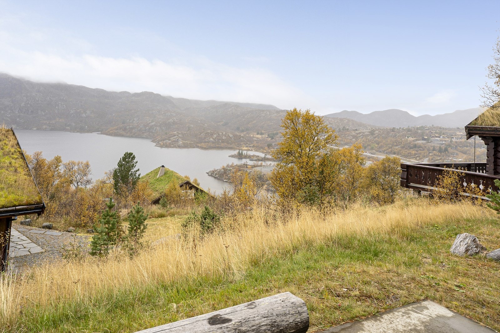 Flott hytte med utsiktsbeliggenhet på Listøyl Galleribilde