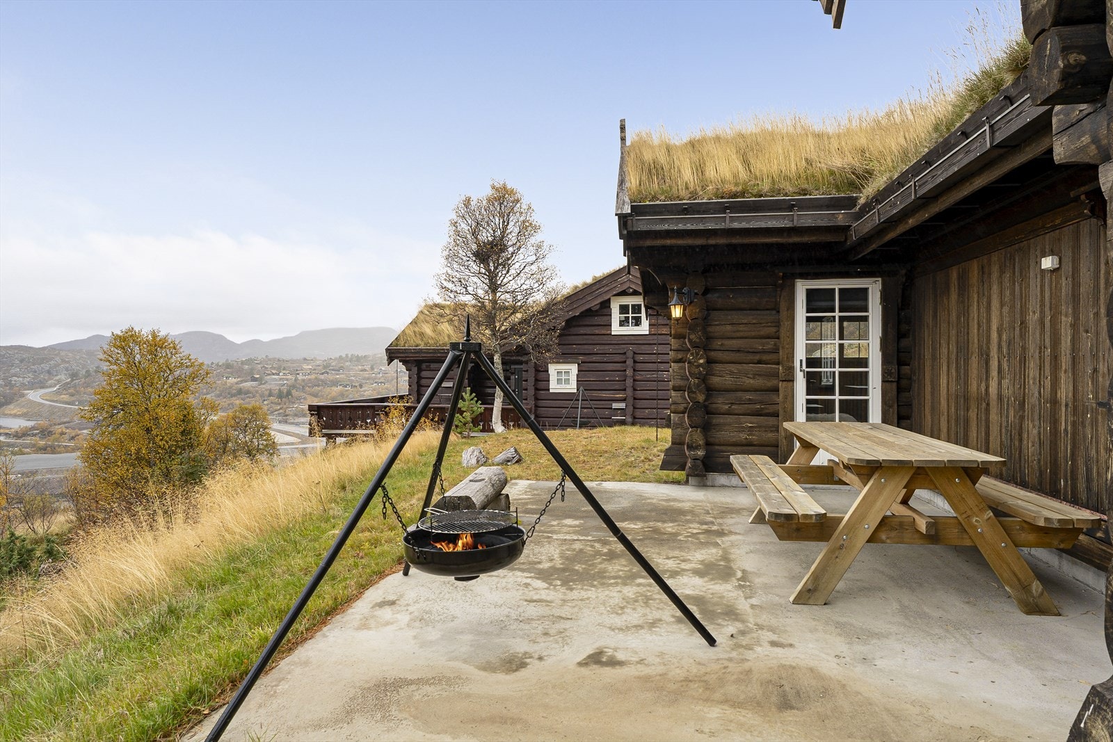 Vestvendt betongplatting med gode solforhold Galleribilde