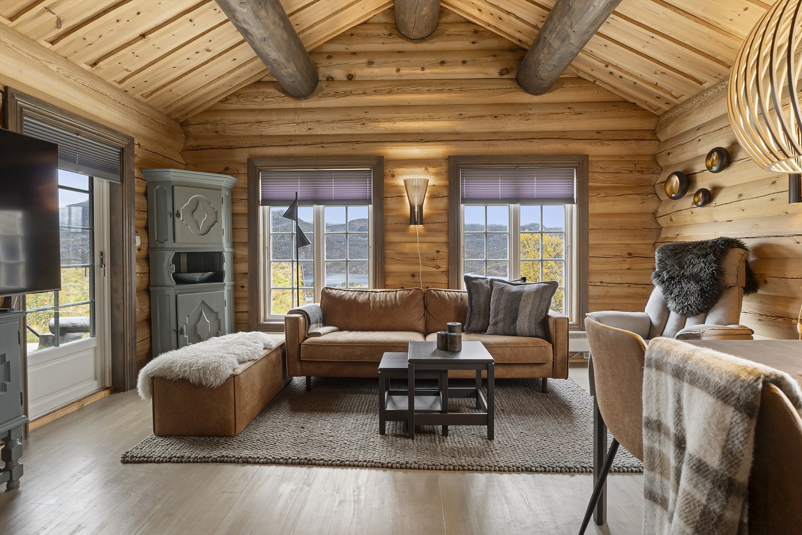 Stuen har god takhøyde som gir en fantastisk romfølelse Galleribilde