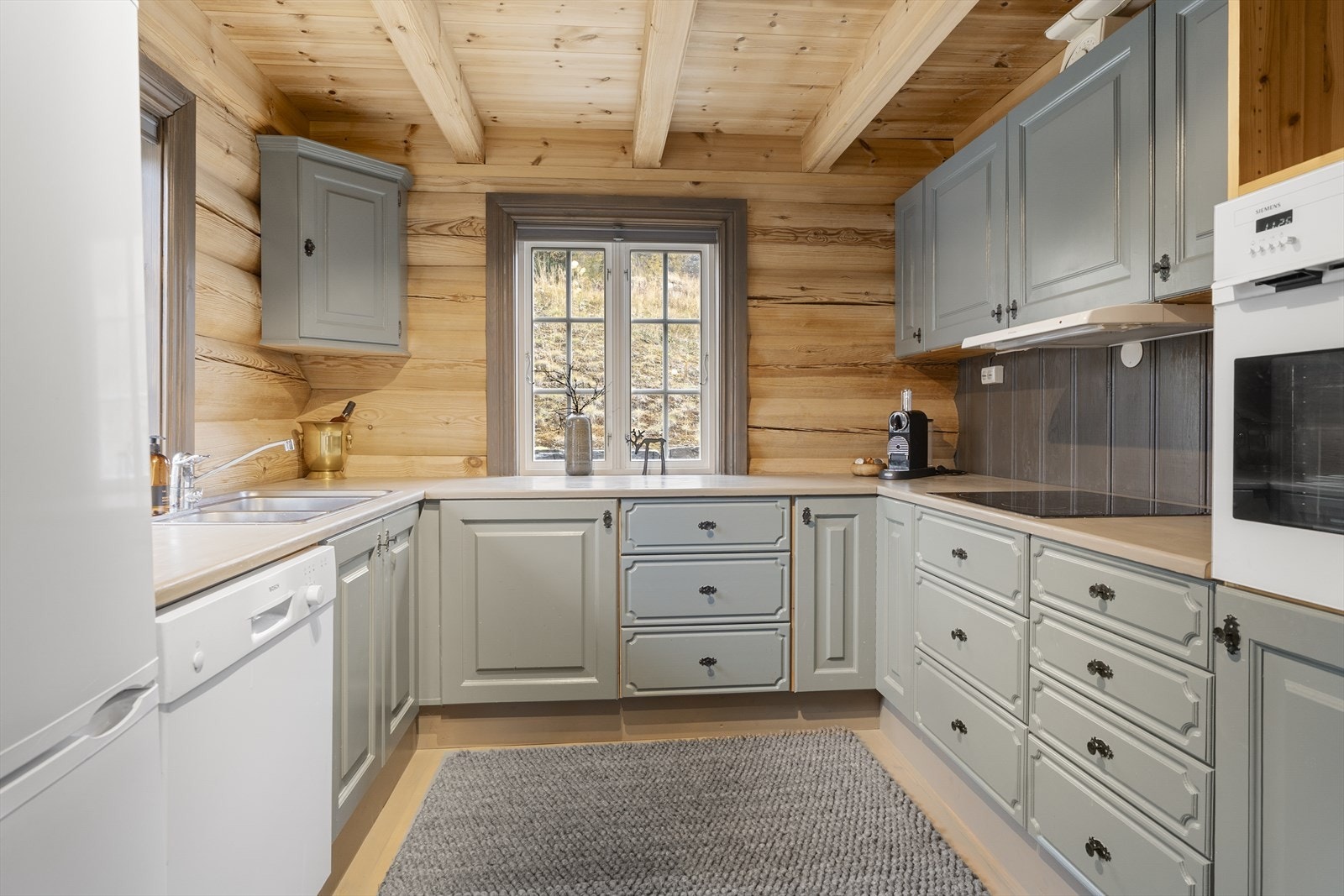 Pent og tidløst kjøkken integrert koketopp og stekeovn Galleribilde