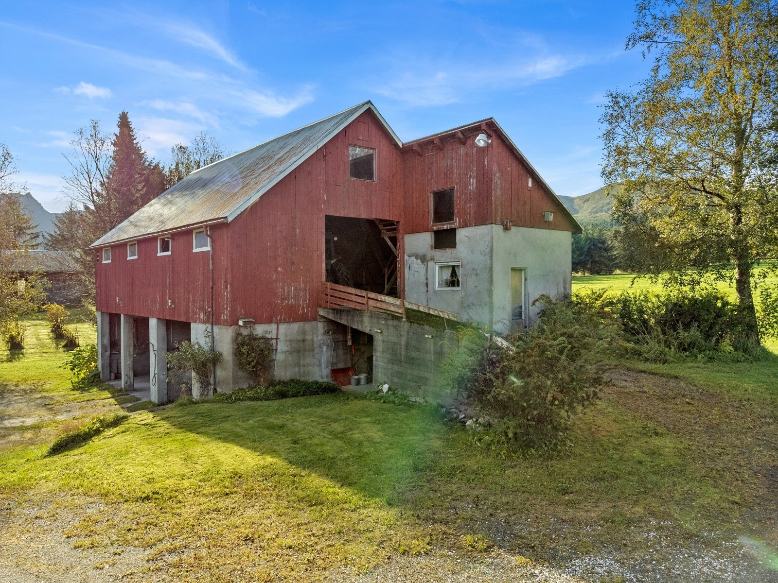 Låve med garasje og verksted Galleribilde