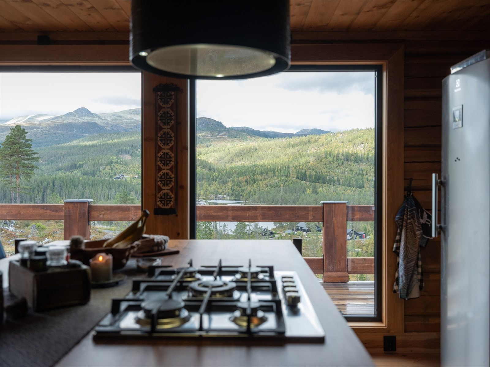 Over platetopp på kjøkkenøya er det en stilig ventilator med kullfilter. Galleribilde