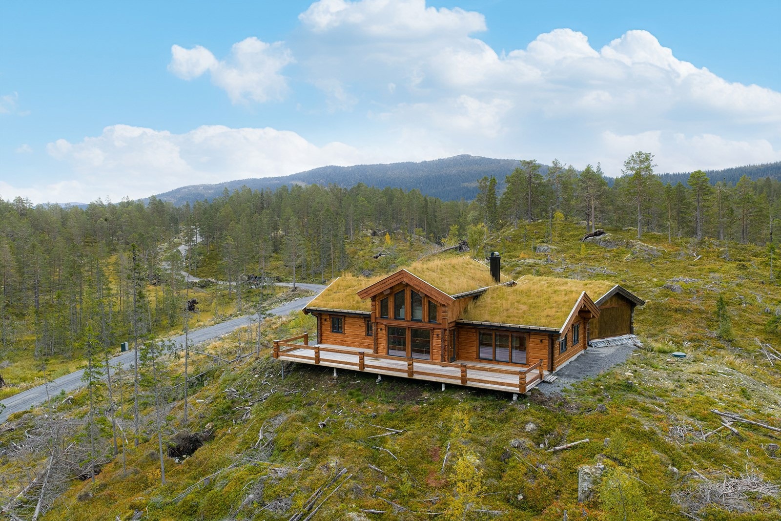 Flott laftet familiehytte utført i høy standard, med solrik beliggenhet og fantastisk utsikt mot Gaustatoppen mm. Galleribilde