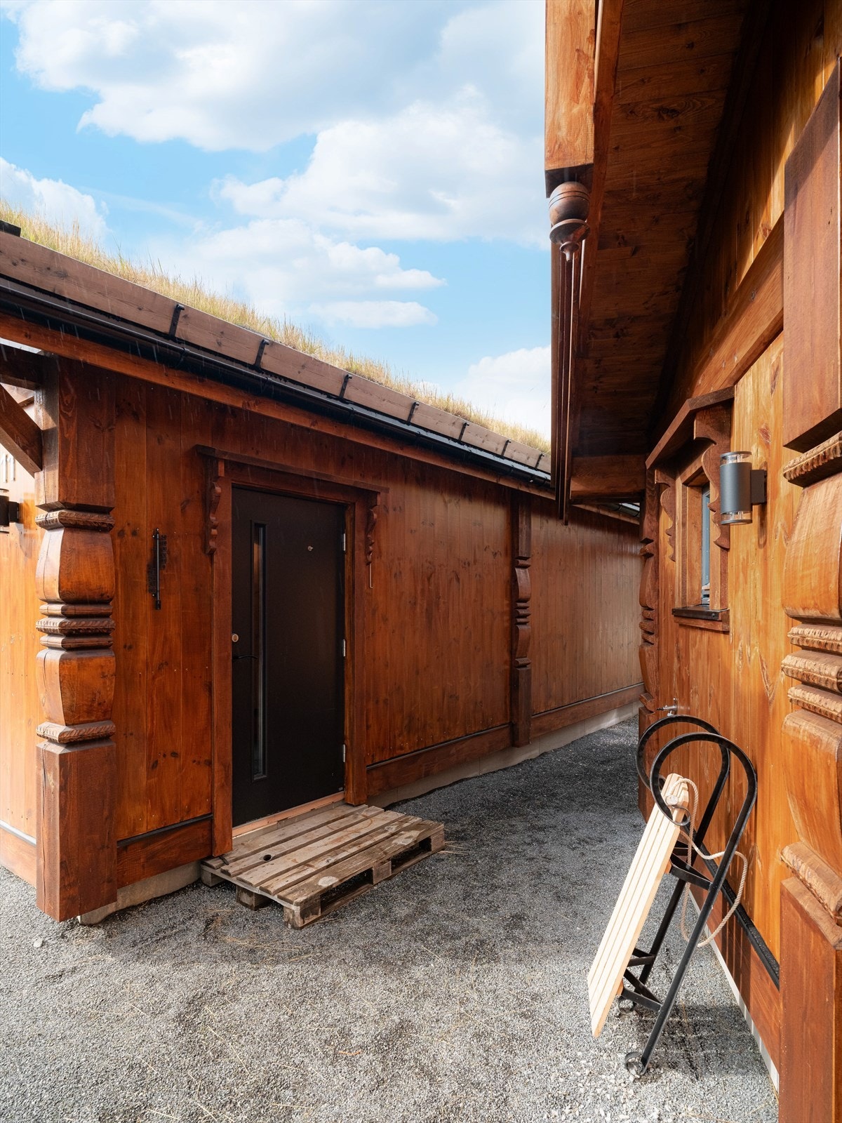 Det er også oppført garasje på eiendommen. Garasjen er på 36 kvm og innehar et teknisk rom i bakre del. Galleribilde