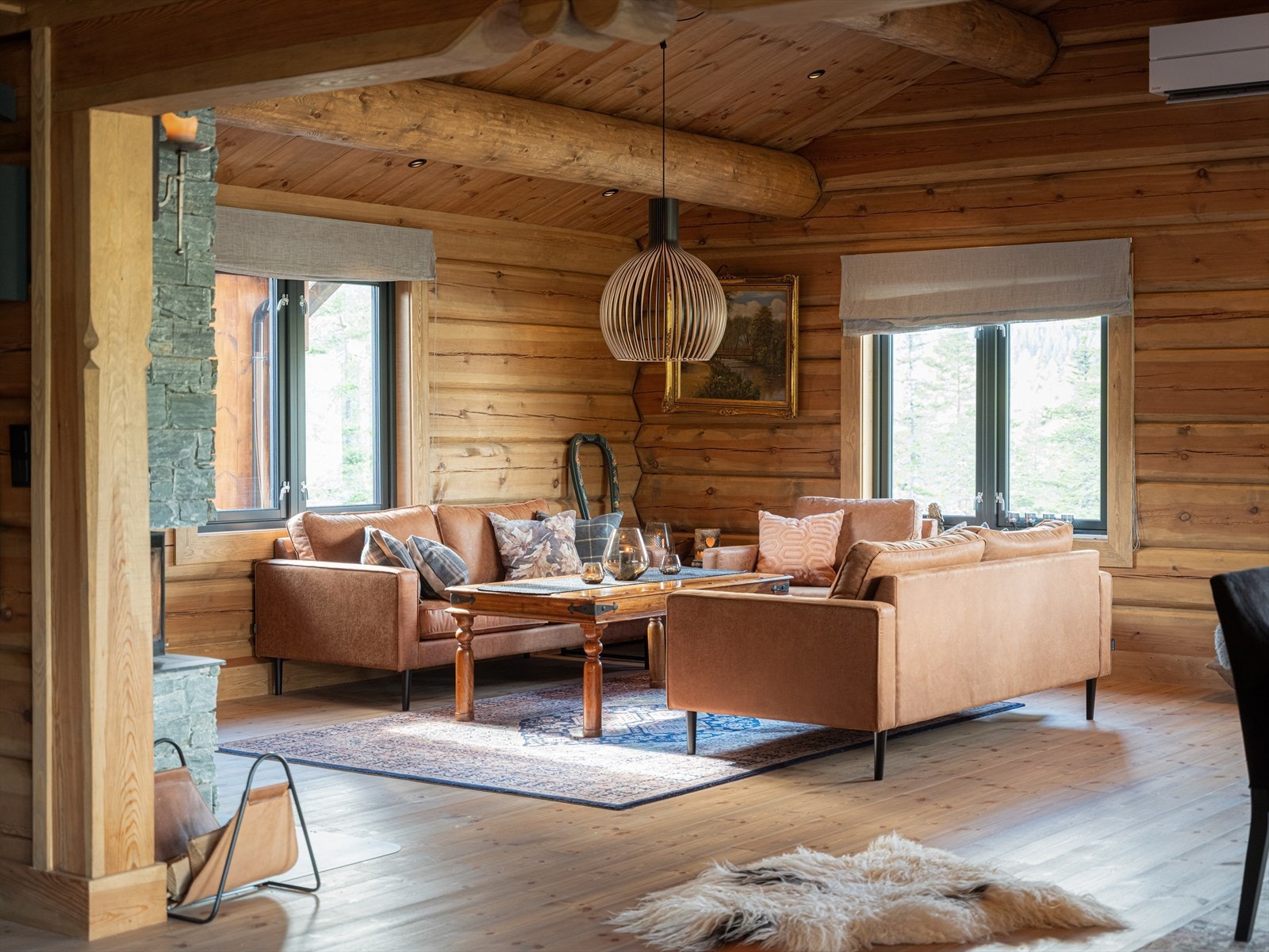 I stuen er det en stor, dekorativ peis for lun varme på kaldere dager. Galleribilde