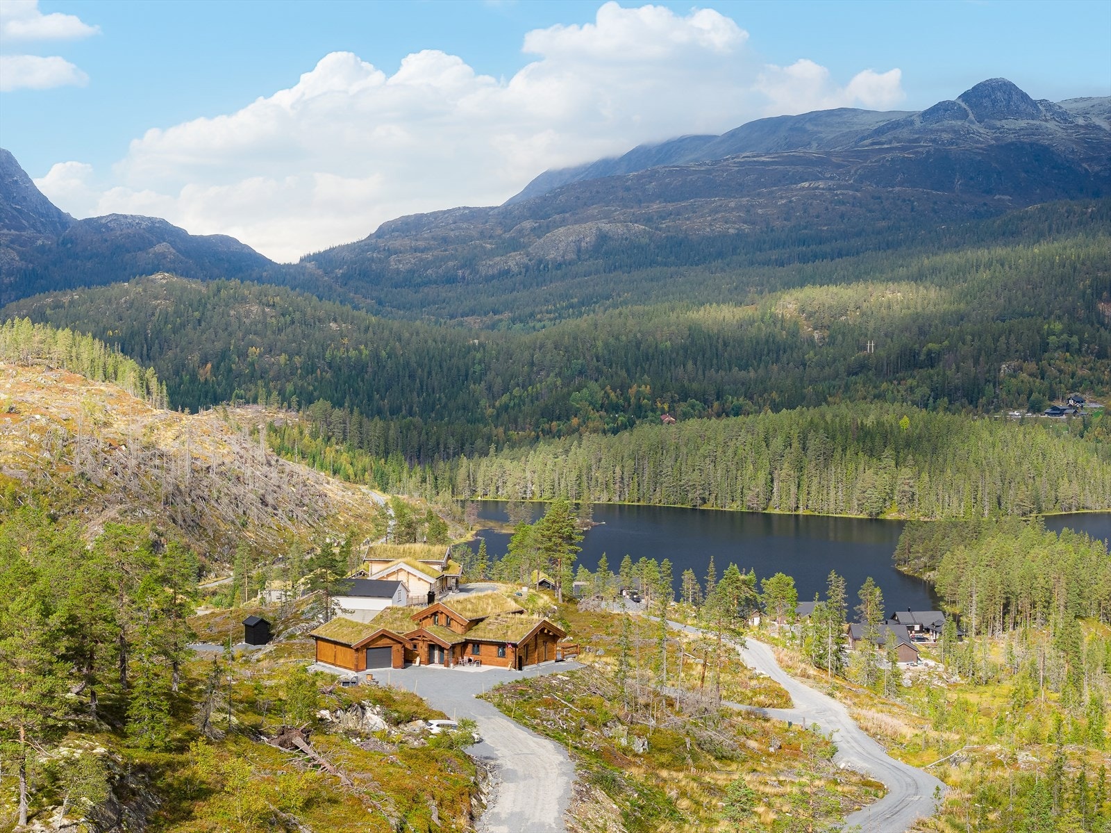 Fikstjønnvegen 11 er en flott fritidsbolig med attraktiv beliggenhet og nydelig utsikt, samt store terrasseområder med gode solforhold. Galleribilde