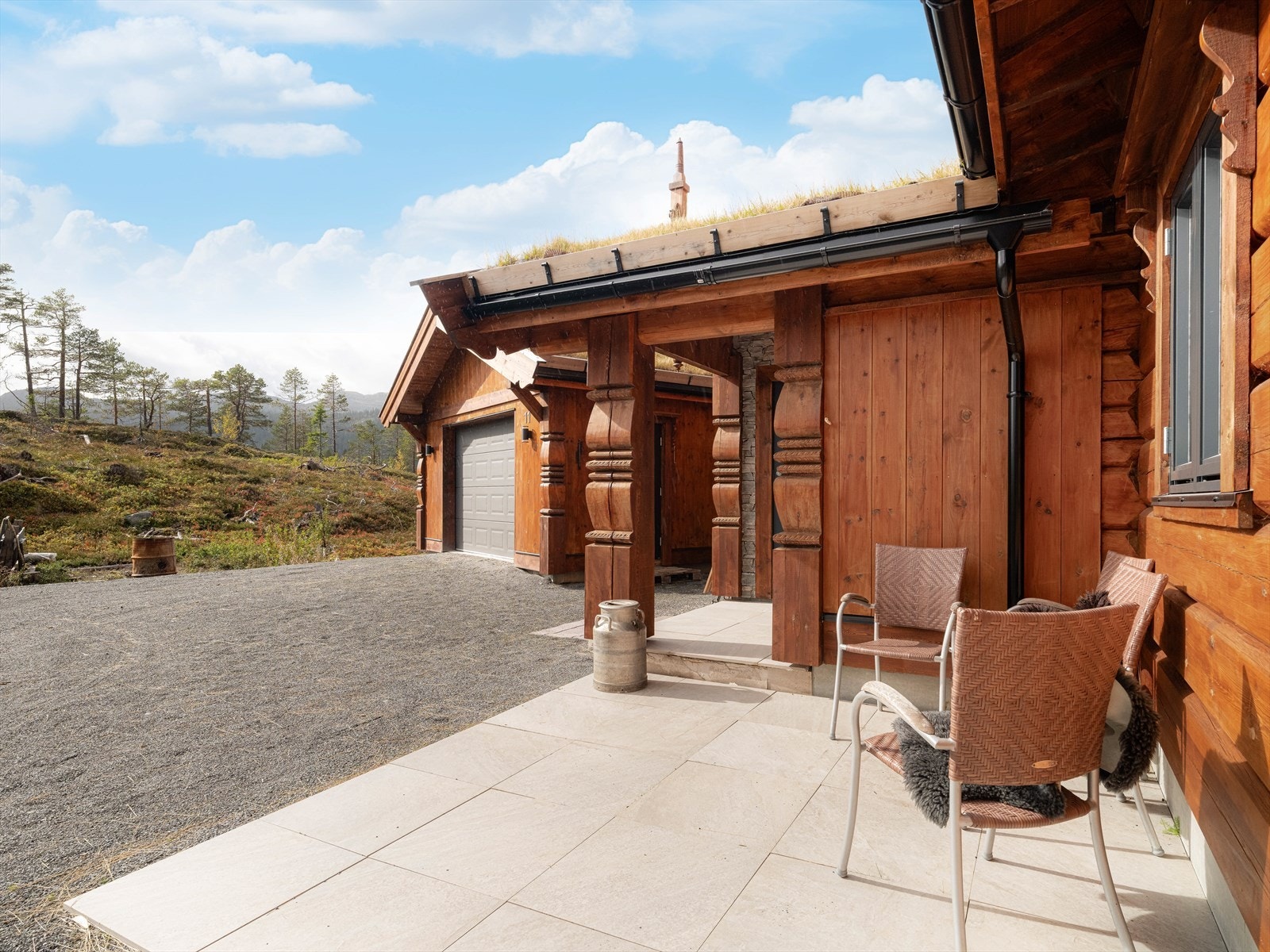 Naturtomten er opparbeidet med fine uteområder, gruset gårdsplass med parkeringsplasser og garasje med el-bil lader. Ellers er det på tomten naturlig vegetasjon. Galleribilde