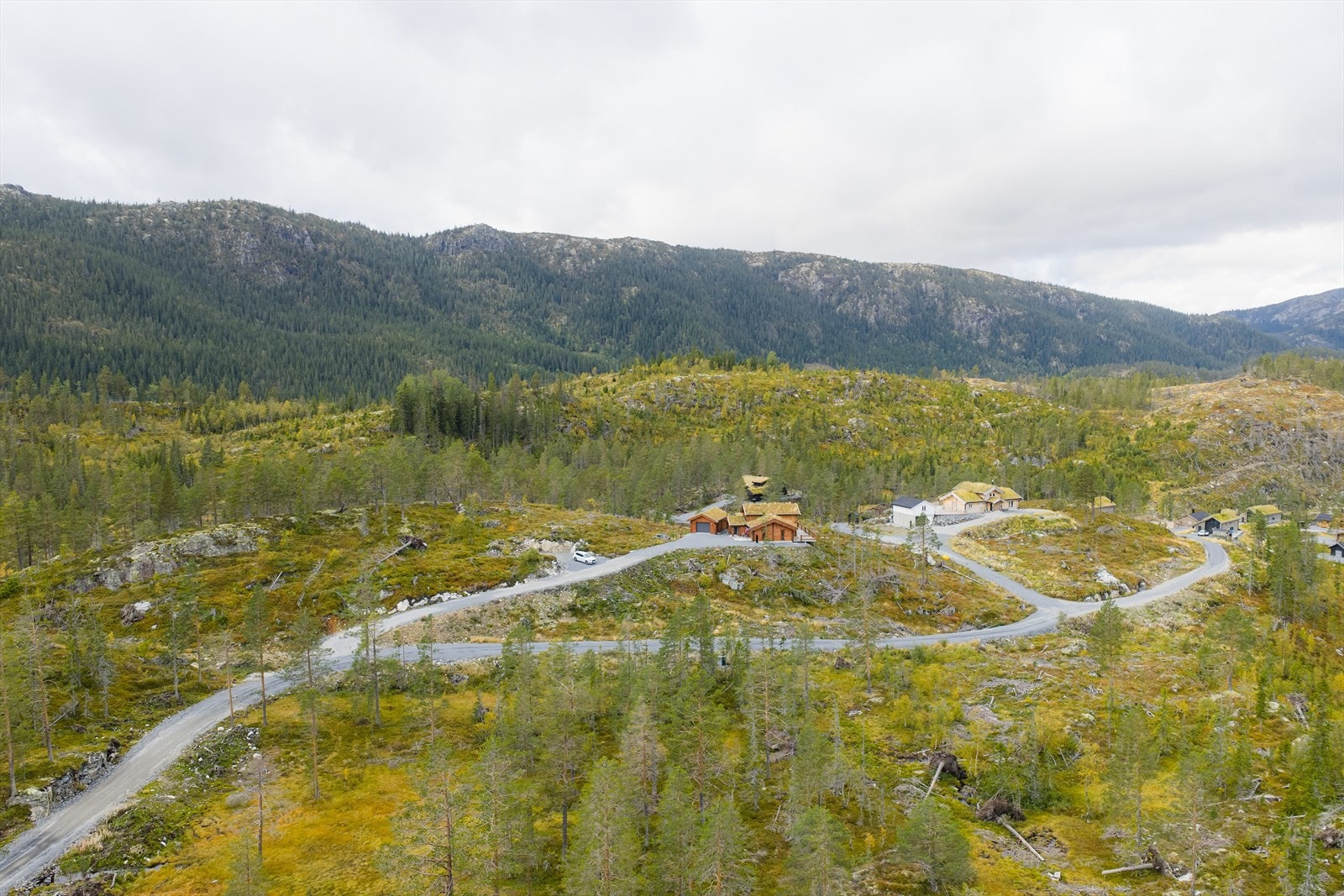 Tuddal ligger på solsiden av Telemarks høyeste fjell, Gaustatoppen (1883 moh.) og naturen her er typisk for Øvre Telemark. Området består av spredt fritidsbebyggelse og rundt hytta finnes det skogkledde lier og vakker natur så langt øyet rekker! Galleribilde