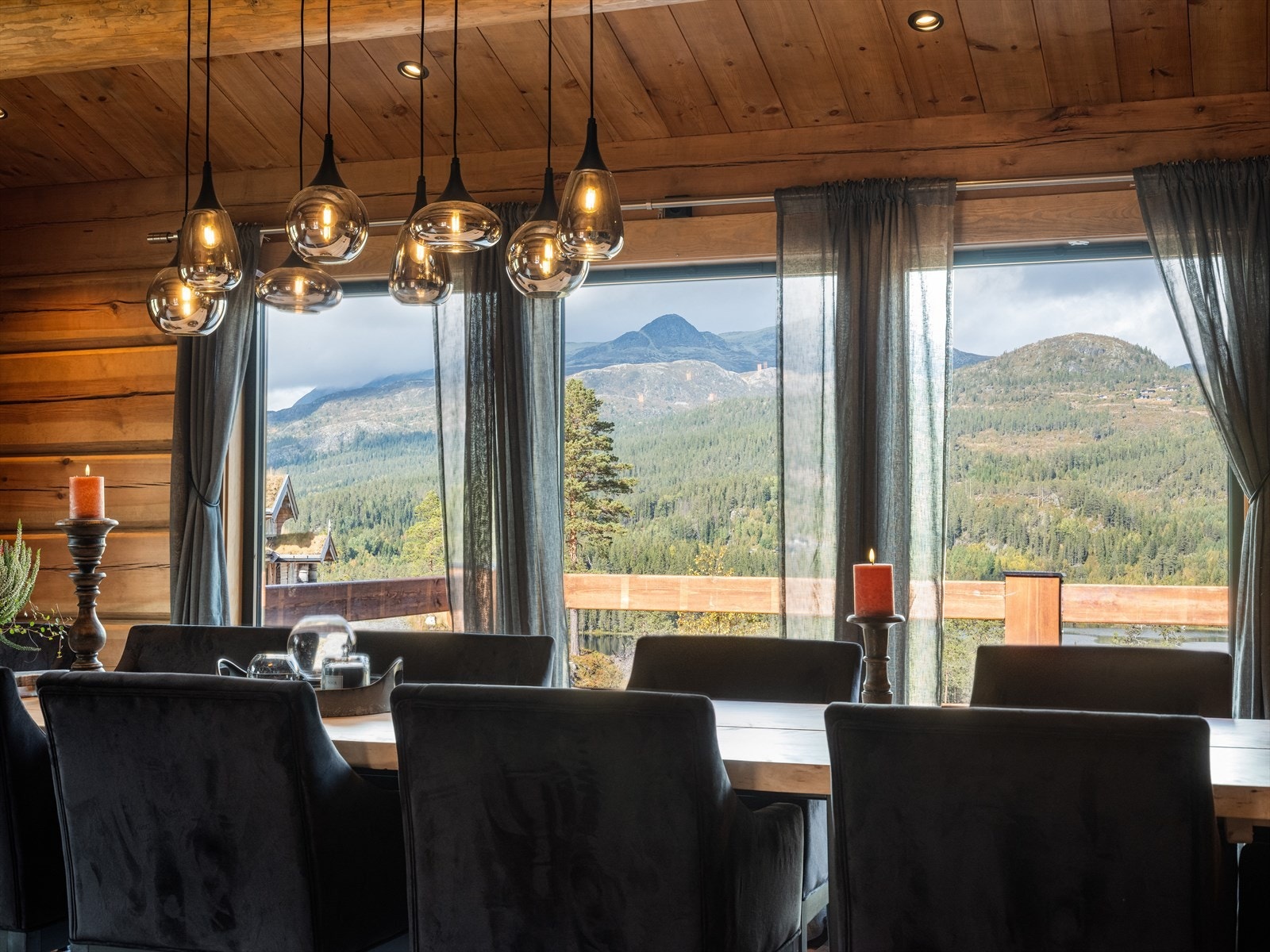 Stuen har store vindusflater og åpen løsning mot kjøkken, noe som gir en luftig romfølelse. Galleribilde