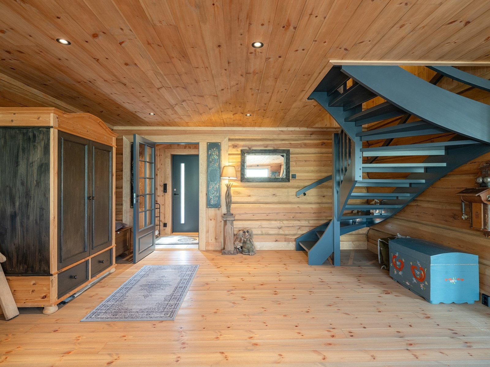 Stor trappegang hvor det er plass til sko og yttertøy. Galleribilde