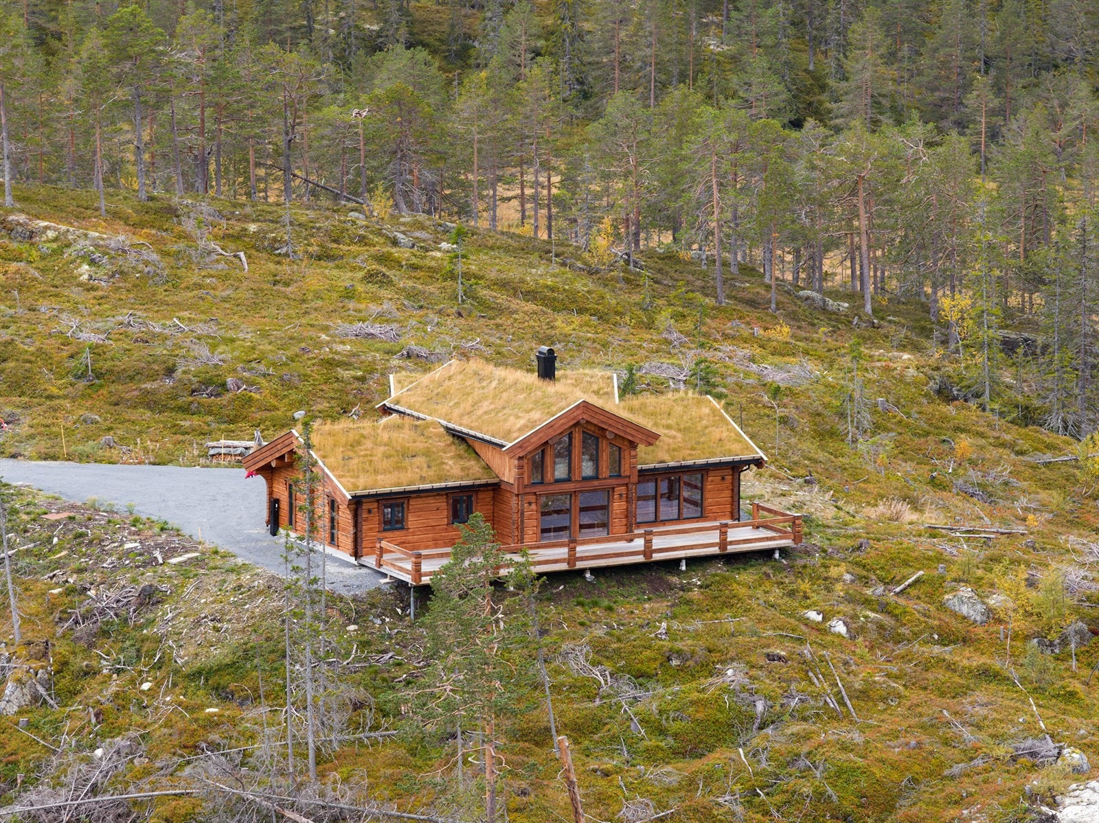 Det er opparbeidet en flott terrasse med rekkverk foran hytta, med fantastisk utsikt mot vannet Fikstjønn, vakre naturområder og Gaustatoppen. Galleribilde