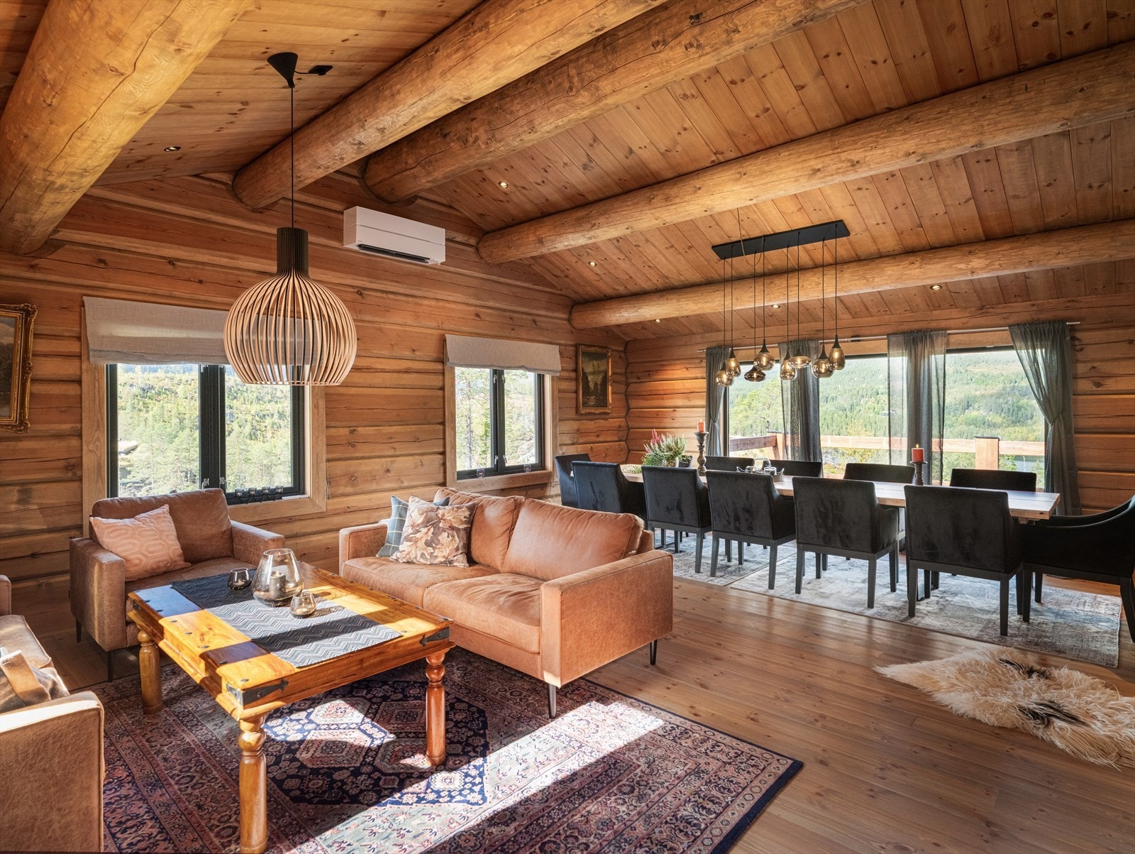 Hytta har en lekker stue med god plass til både sofagruppe og spisestue. Galleribilde