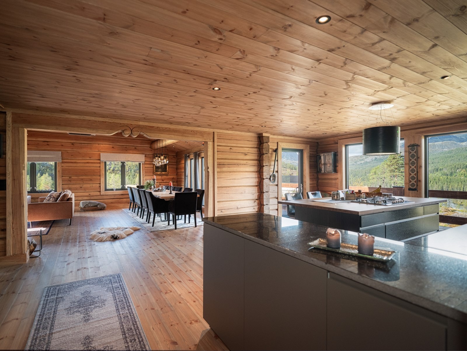 Hytta fremstår som moderne men allikevel tradisjonstro, og innehar en god planløsning over to etasjer. Galleribilde