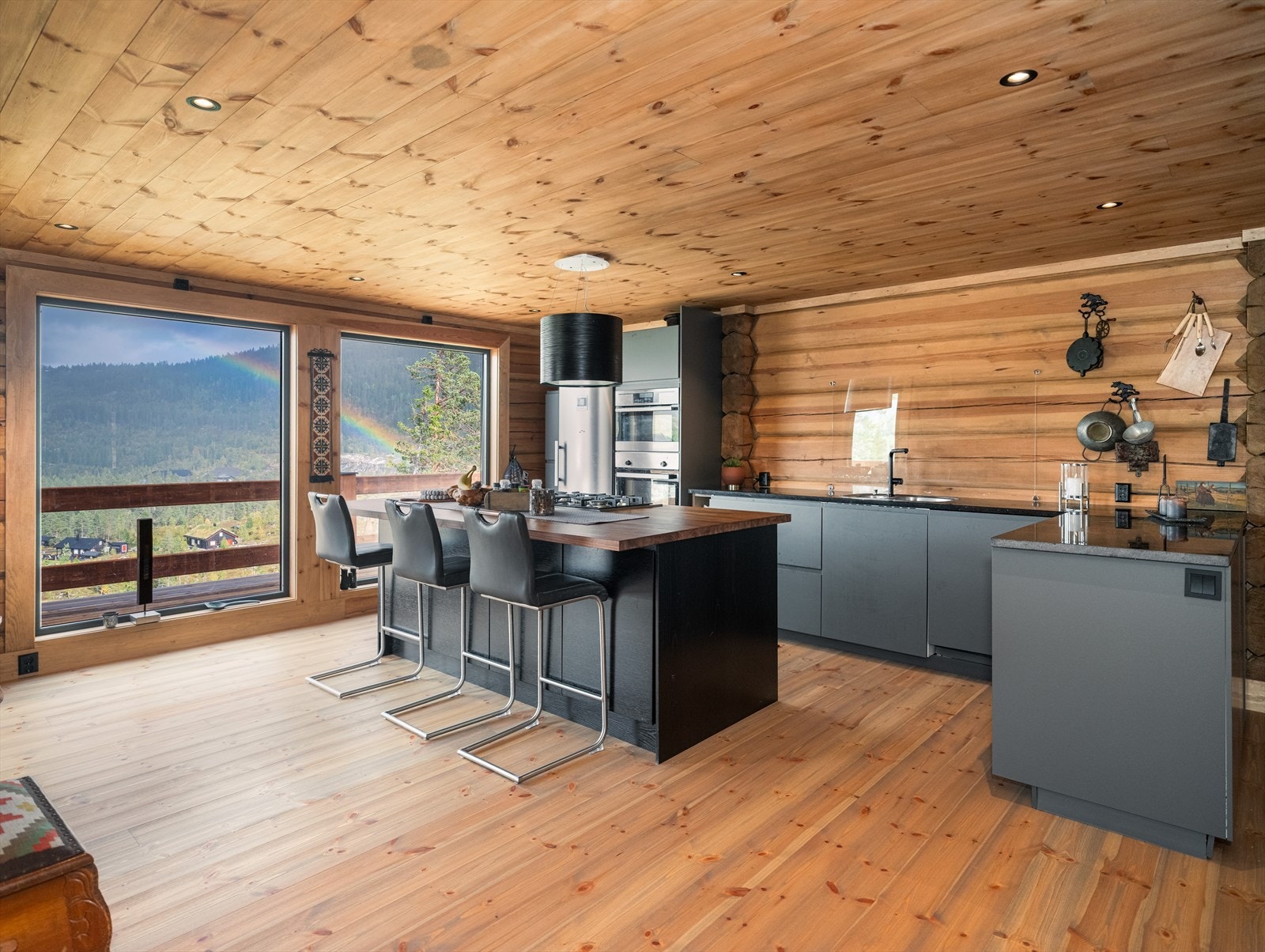 Delikat kjøkken av god størrelse, med store vindusflater med nydelig utsikt! Galleribilde