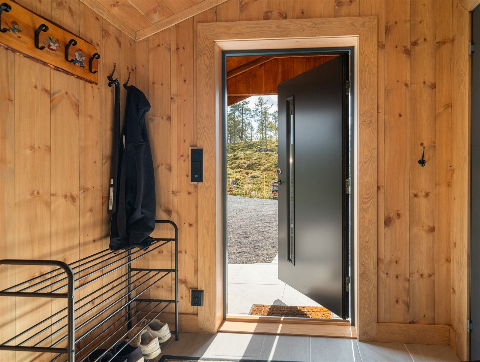 Hytta har en hyggelig entre som ønsker velkommen inn. Galleribilde