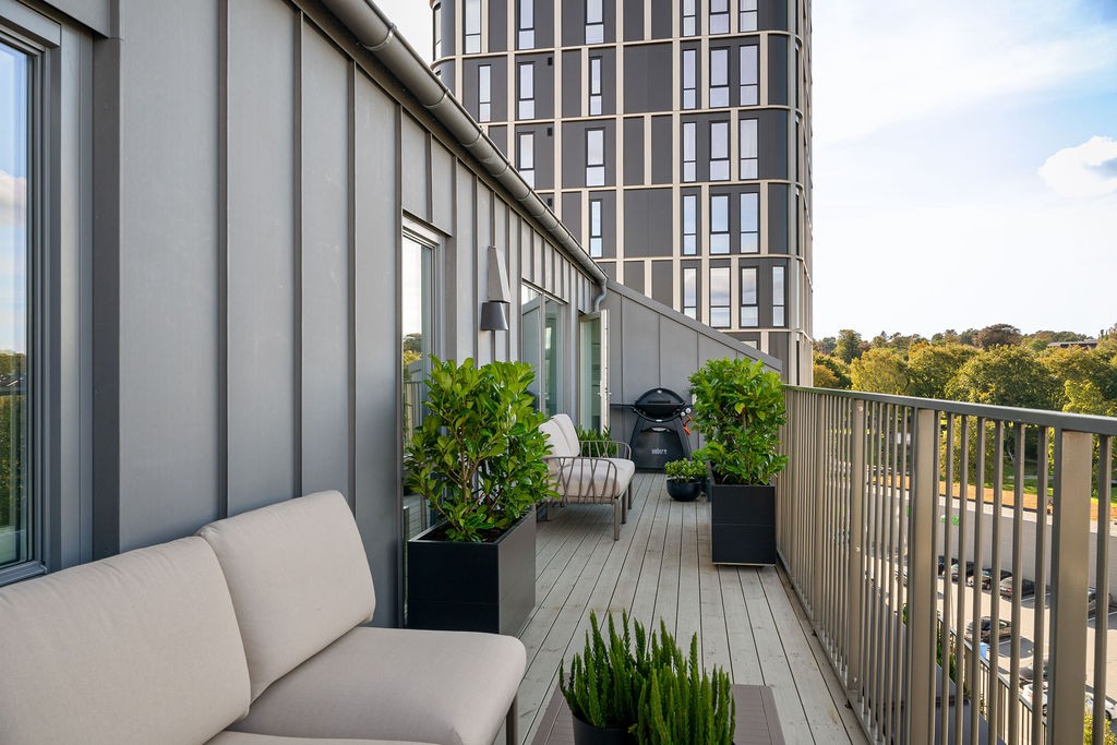 Balkongen har god plass til utemøblementer og grill. Galleribilde