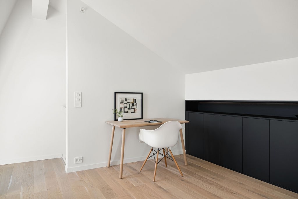 Stedbygd møblement med lys og stor lagringsplass. Galleribilde