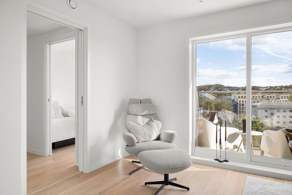 Fra stuen er det utgang til leilighetens andre balkong. Her er det sol fra tidlig morgen til godt utpå ettermiddagen Galleribilde