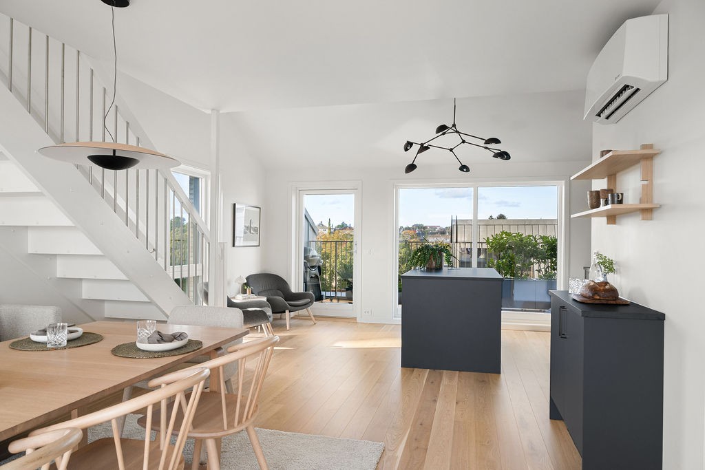 Dette er en gjennomført toppetasje i et bygg fra 2023 med lyse og luftige oppholdsrom. Galleribilde