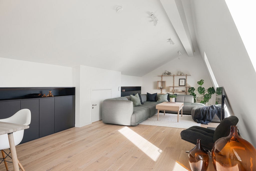 Her er det god plass til avslapning og sosiale aktiviteter, og rommet har en eksklusiv atmosfære med gjennomført stil. Galleribilde