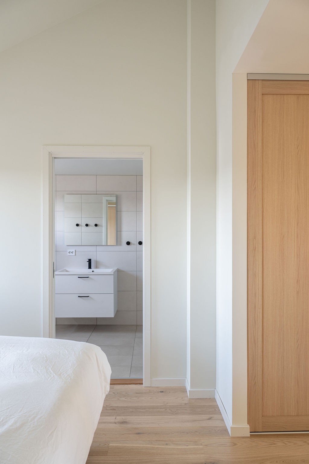 Hovedsoverommet er i direkte tilknytning til det ene badet. Galleribilde