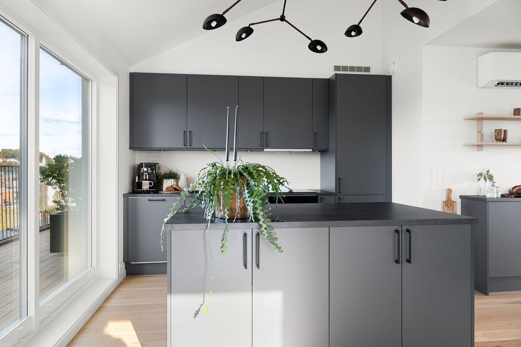 Kjøkkenet har god plass og har lagt vekt på praktiske løsninger og moderne komfort. Galleribilde