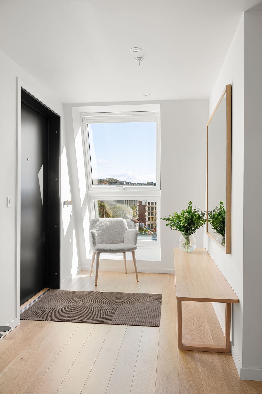 Lys og innbydende entré med spotlights i tak og med god plass til å ta imot gjester. Galleribilde