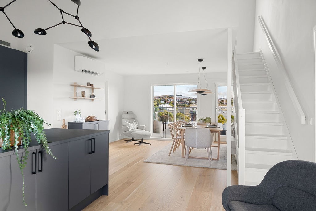 Kjøkkenet er i en åpen løsning sammen med stue/spisestue. Galleribilde