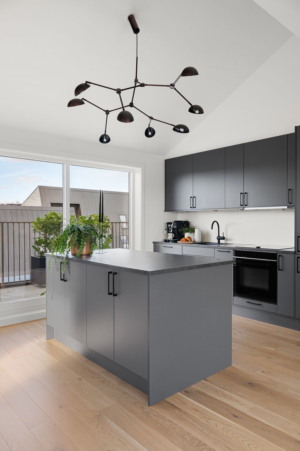 Praktisk kjøkkenøy med ekstra oppbevaring og benkplass - perfekt for matlaging og samvær. Galleribilde