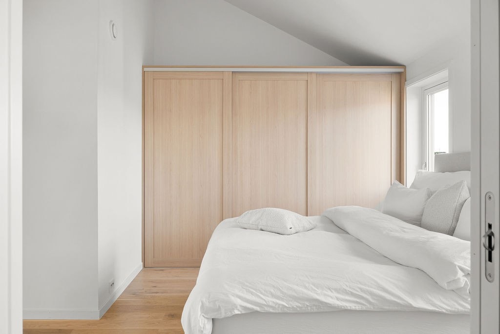 Hovedsoverommet er romslig med plass for dobbeltseng og skyvedørsgarderobe. Galleribilde