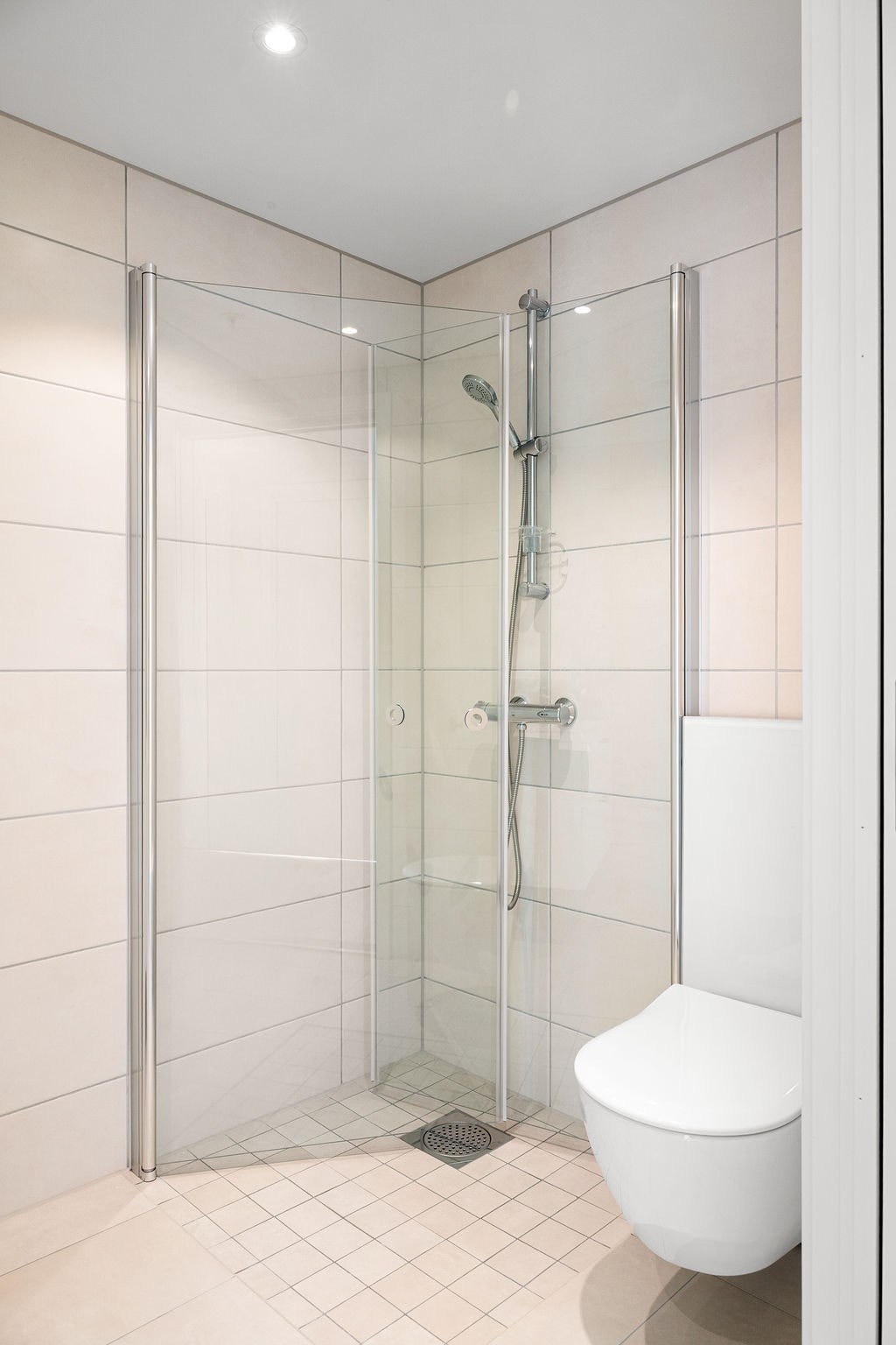 Flislagte overflater, vannbåren gulvvarme og innfelte spotlights gir en elegant og tidløs atmosfære. Galleribilde