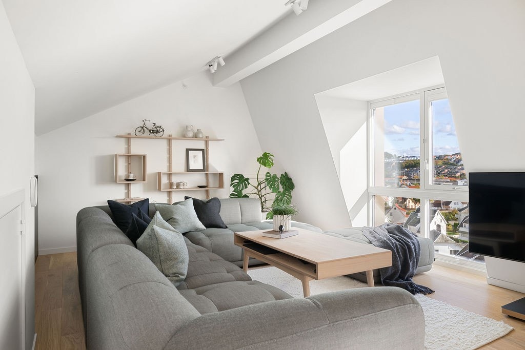 Det er god plass til stor sofa og diverse tv-møblementer. Galleribilde