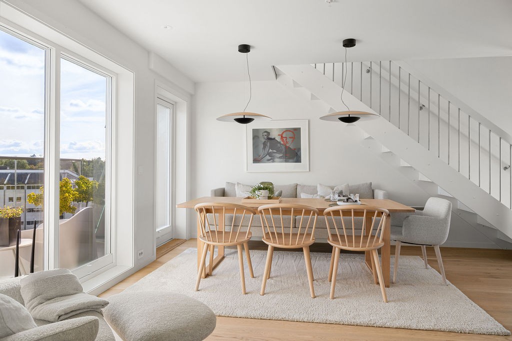 Her strømmer dagslyset inn og gir en lys, luftig atmosfære med utsikt over byen og nærområdet. Galleribilde