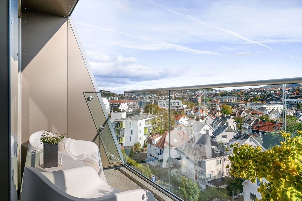 Balkongen har plass til mindre utemøblementer. Galleribilde