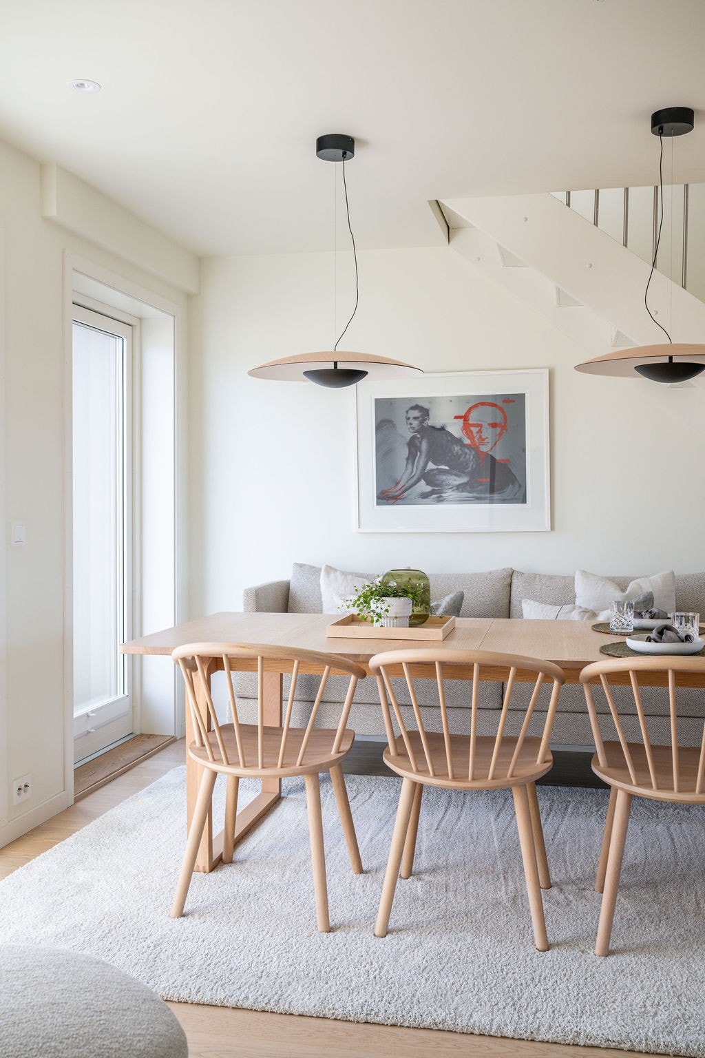 Her er det innredet med et langbord. Galleribilde