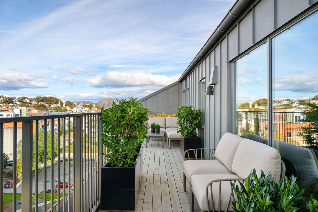 Fra kjøkkenet er det utgang til en romslig balkong med fin utsikt over byen. Galleribilde