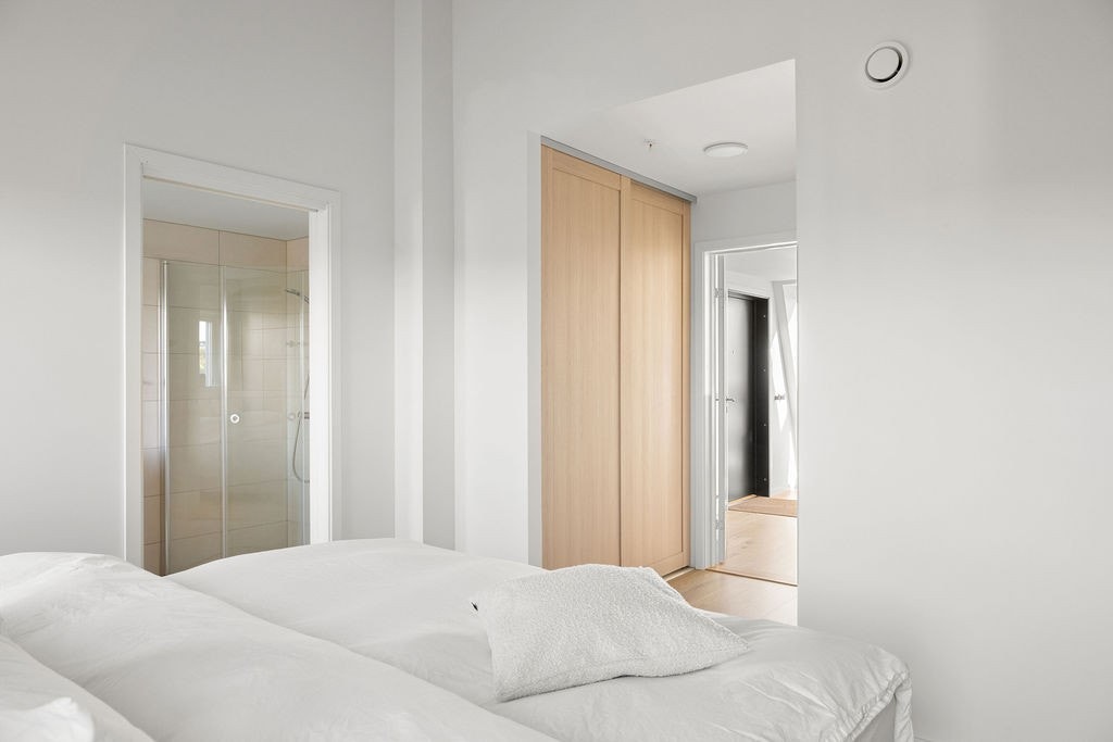 Soverommet har et ekstra garderobeskap for oppbevaring. Galleribilde