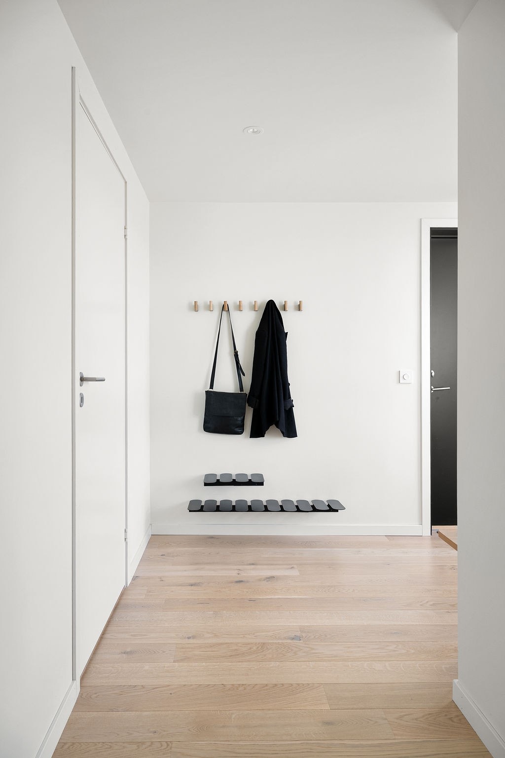 Entréen har god plass til å henge fra seg yttertøy og sko. Galleribilde