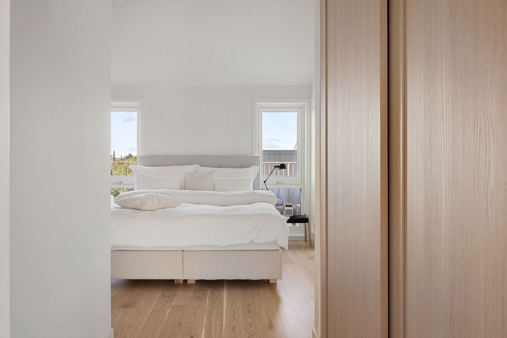 Leiligheten byr på to lyse og innbydende soverom med en behagelig atmosfære. Galleribilde