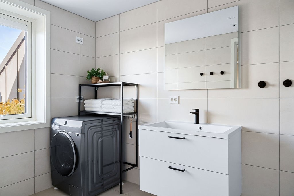 Badet har dusj, toalett, servant og opplegg for vaskemaskin. Galleribilde