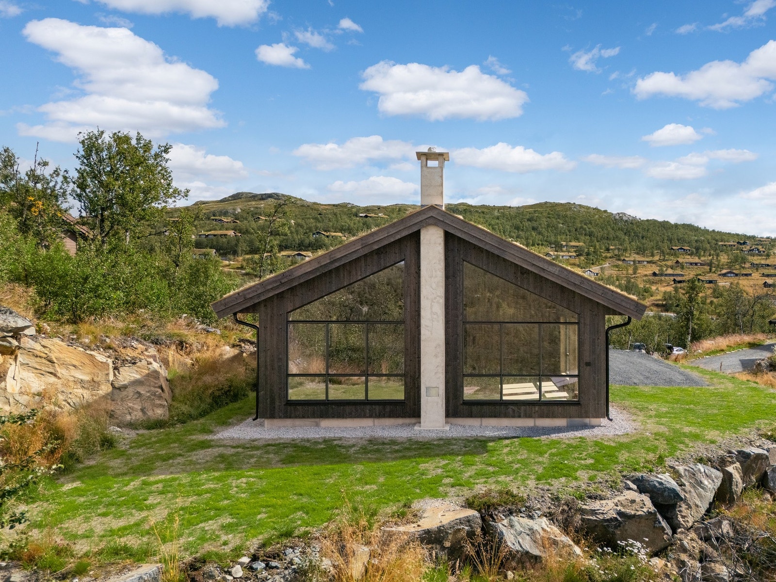 Hytta har flere store vinduer. Galleribilde