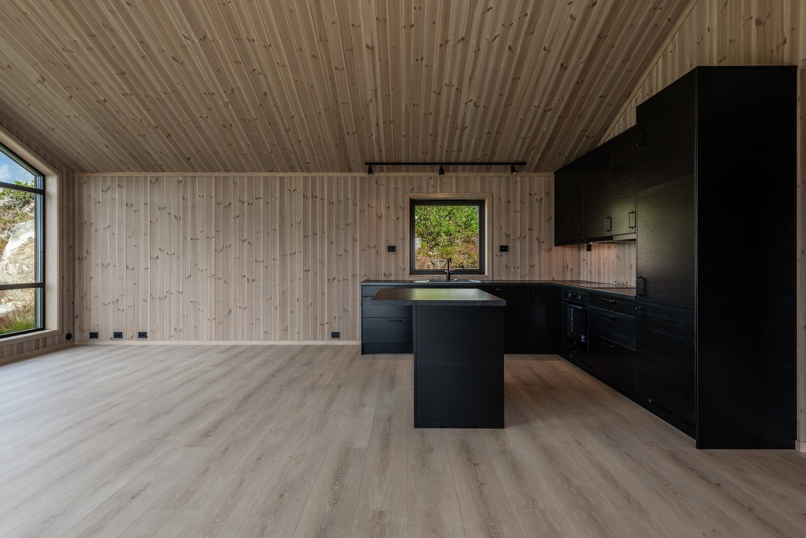 Stort og fint kjøkken med kjøkkenøy. Galleribilde