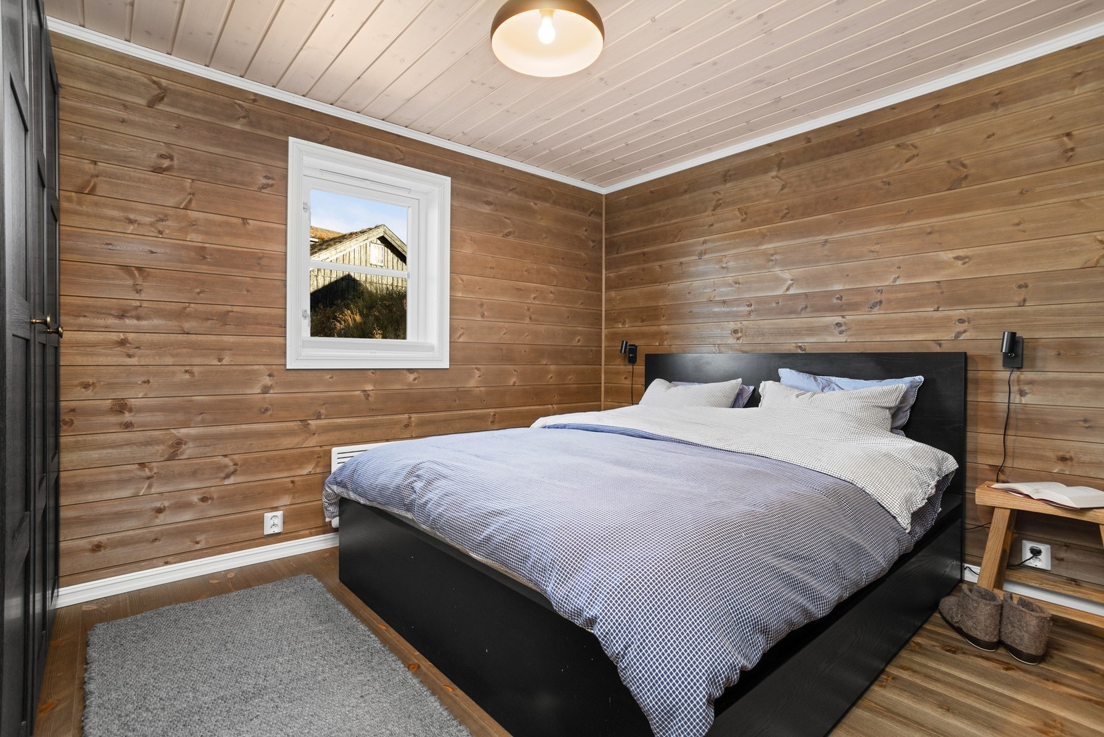 I hyttas 1.etasje finner du 2 gode soverom. Hovedsoverommet er innredet med dobbeltseng og garderobeskap Galleribilde