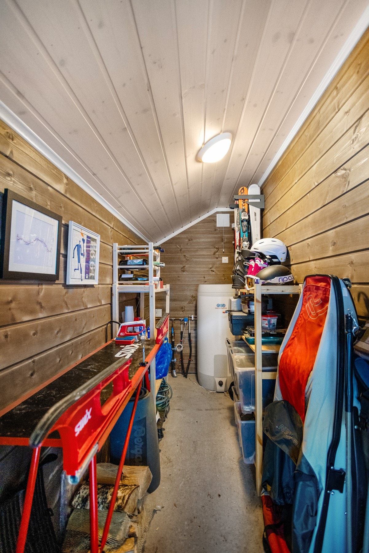 Hytta har en praktisk utvendig bod, perfekt for oppbevaring av sportsutsyr og ved Galleribilde