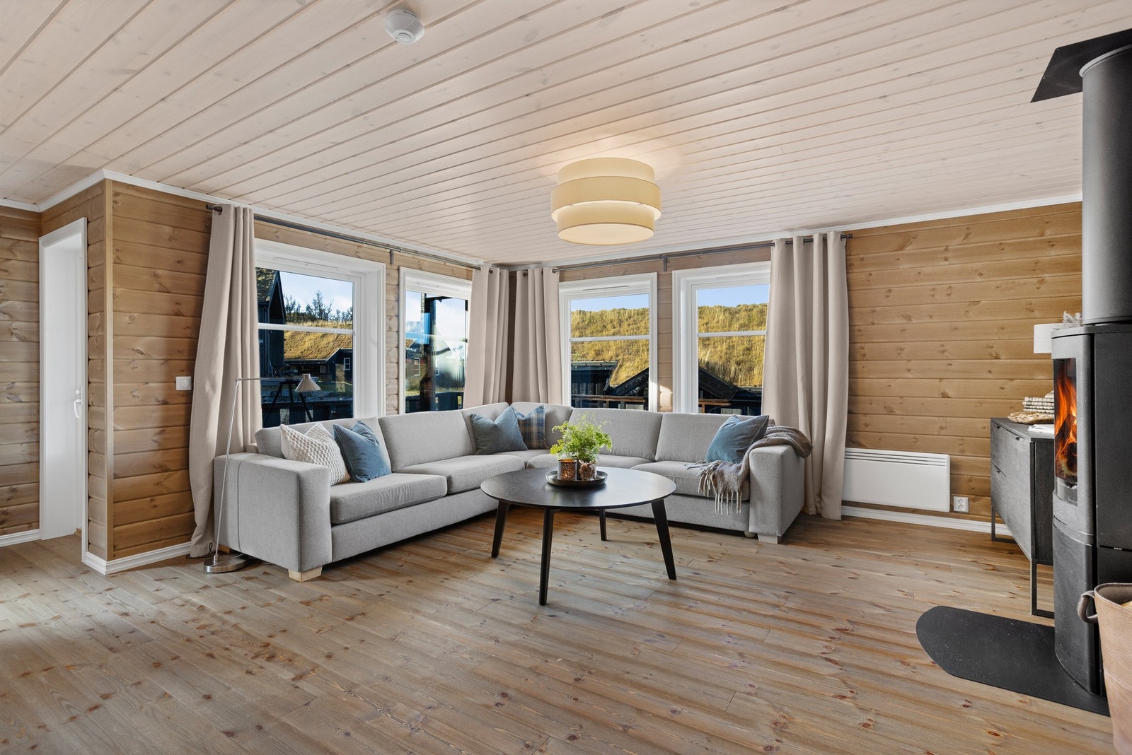 Nydelig stue og kjøkken i åpen løsning Galleribilde