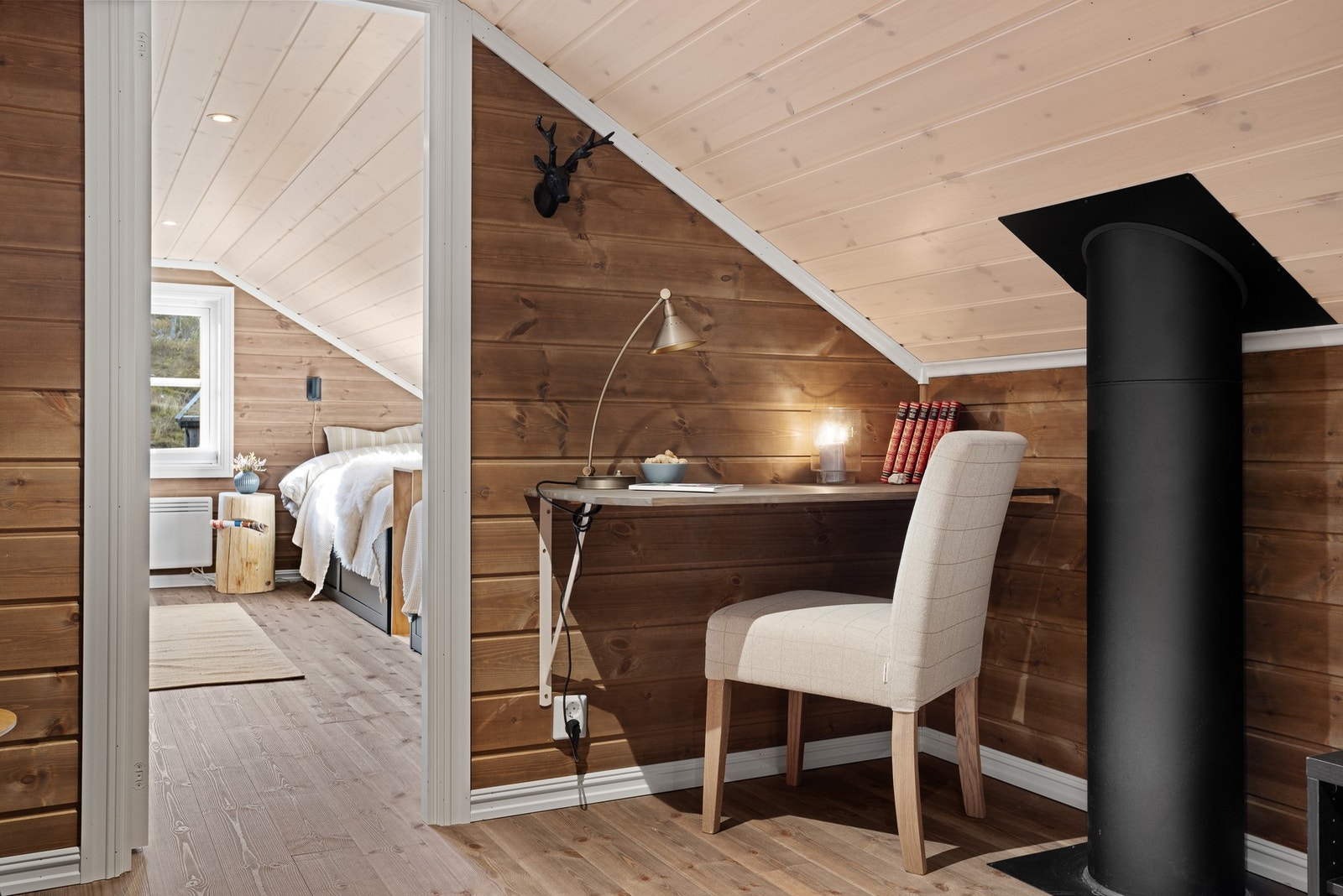 Loftstuen har god plass til møblering og er en fin ekstra stue å trekke seg tilbake til etter en lang dag Galleribilde