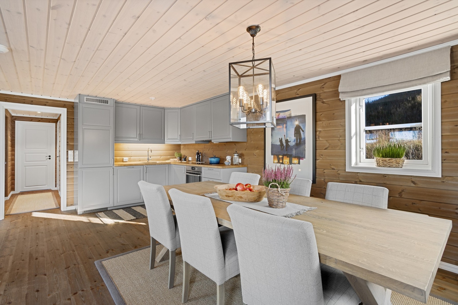 Kjøkkeninnredning med godt med oppbevaringsplass i skuffer og skap. Profilerte fronter og benkeplate i heltre eik Galleribilde